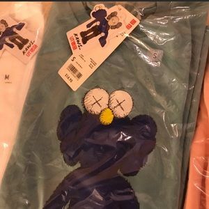Uniqlo x KAWS t shirt size S